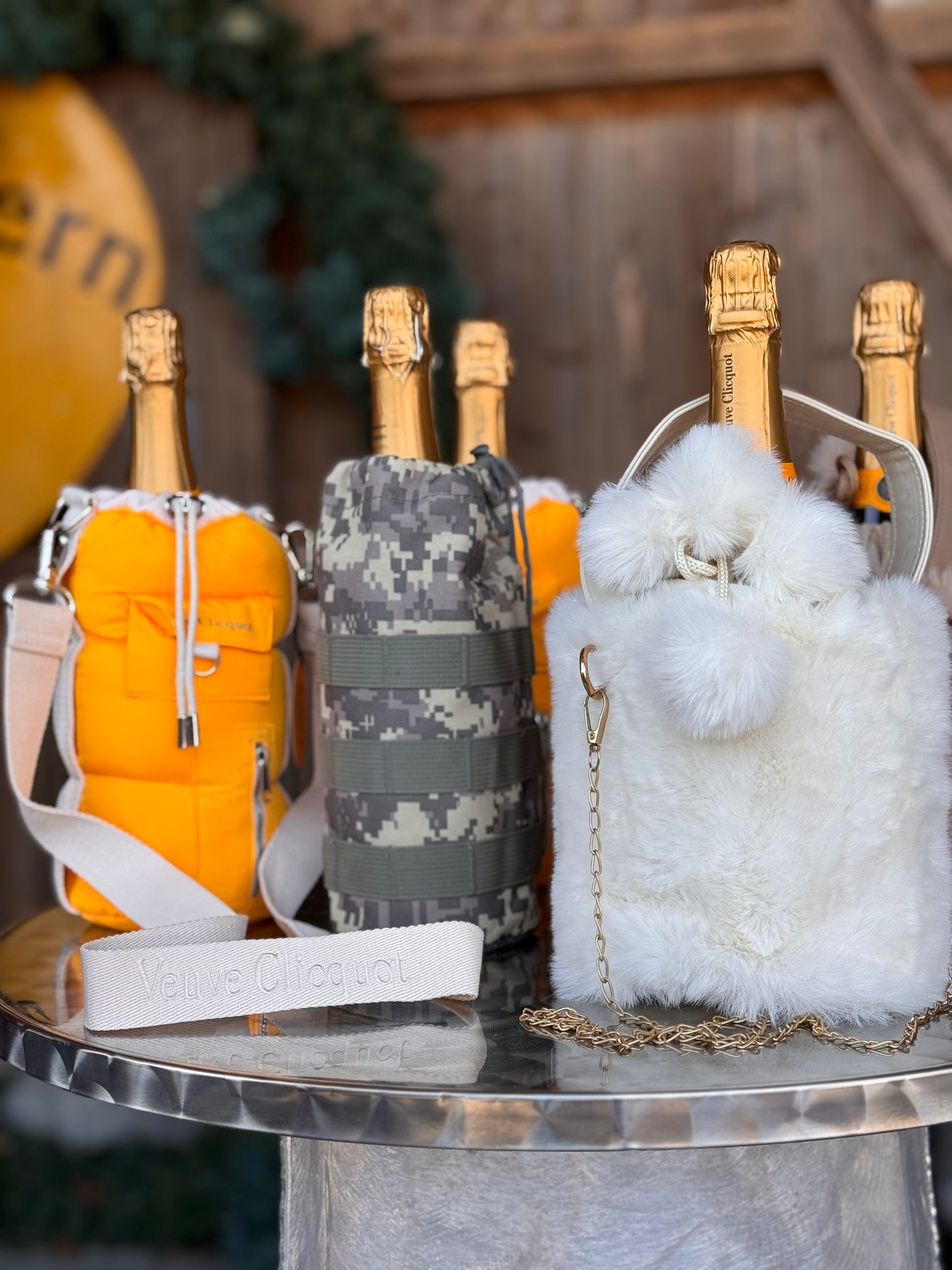 (Moet & Chandon Rosé with Fury Bag White und 2 Edelstahl Flut in Gold