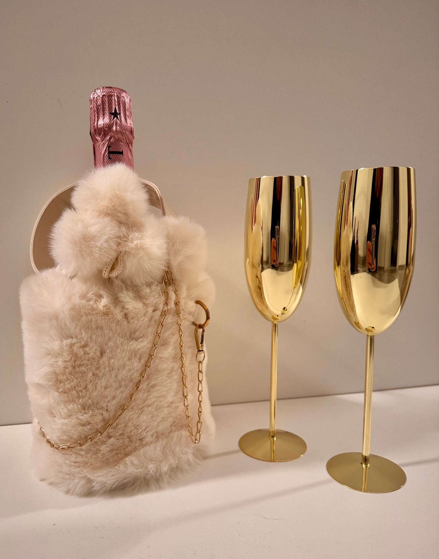 (Moet & Chandon Rosé with Fury Bag White und 2 Edelstahl Flut in Gold